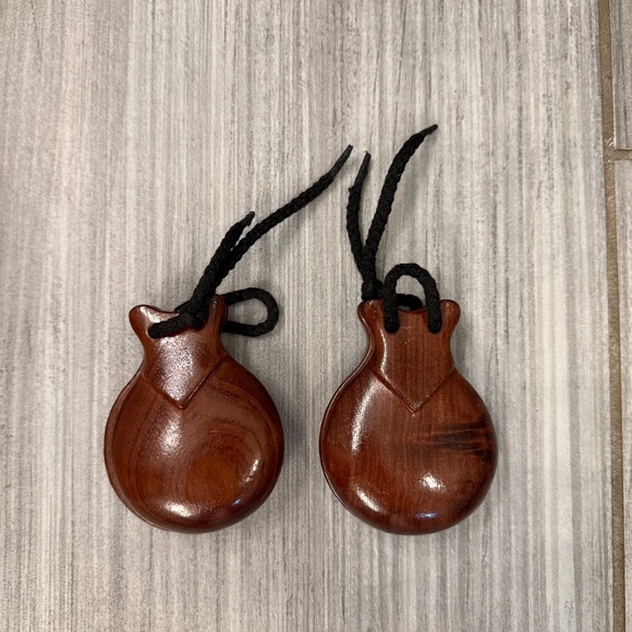 Castanyetes / Castañuelas - Picture 1 of 2